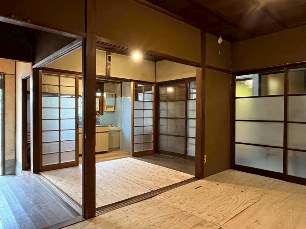 京都市左京区北白川東伊織町16-2の売買物件/母屋（2階建）｜右手のガラス越しに見えるのが附属建物（平屋）