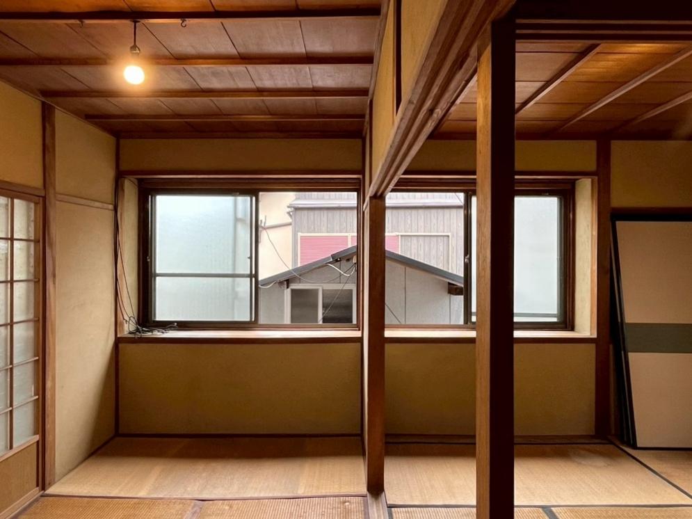 京都市左京区北白川東伊織町16-2の売買物件/母屋（2階建）｜窓の向こうに見えるのが附属建物の屋根裏部分