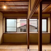 京都市左京区北白川東伊織町16-2の売買物件/母屋（2階建）｜窓の向こうに見えるのが附属建物の屋根裏部分