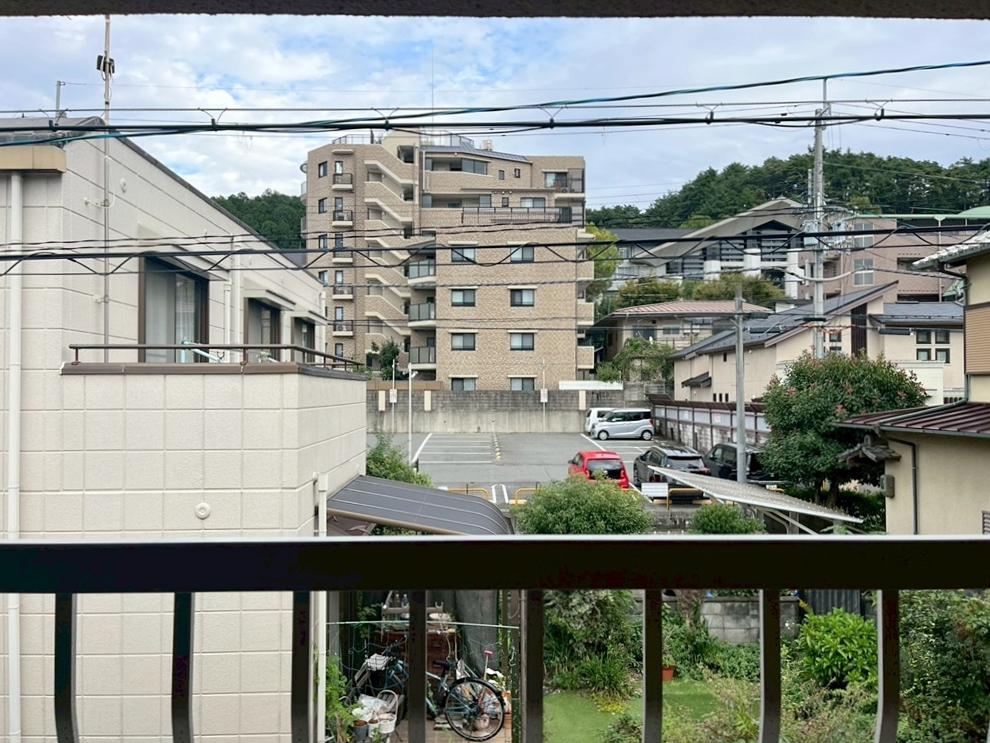 京都市左京区北白川東伊織町16-2の売買物件/母屋（2階建）｜東側は隣家の庭のお陰で圧迫感無し。京都芸術大学が見える距離感