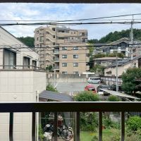 京都市左京区北白川東伊織町16-2の売買物件/母屋（2階建）｜東側は隣家の庭のお陰で圧迫感無し。京都芸術大学が見える距離感