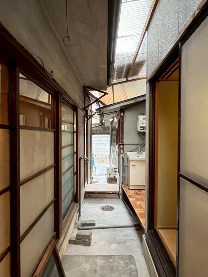 京都市左京区北白川東伊織町16-2の売買物件/二棟を繋ぐ土間部分。土間部分へ路地から直接入れる扉もある。