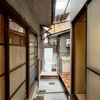 京都市左京区北白川東伊織町16-2の売買物件/二棟を繋ぐ土間部分。土間部分へ路地から直接入れる扉もある。