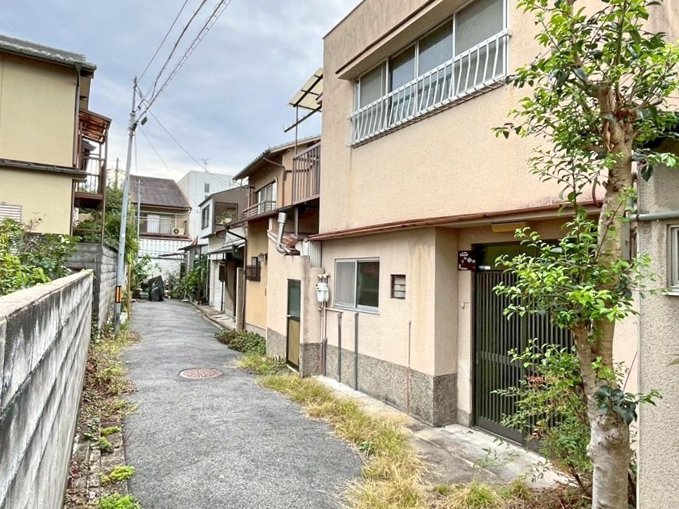 京都市左京区北白川東伊織町16-2の売買物件/右側の黒いサッシが母屋の玄関