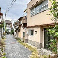 京都市左京区北白川東伊織町16-2の売買物件/右側の黒いサッシが母屋の玄関