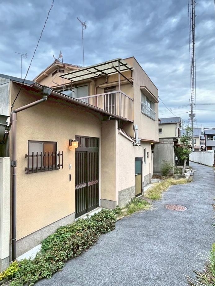 京都市左京区北白川東伊織町16-2の売買物件/外灯がついているのが附属建物（平屋）