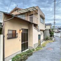 京都市左京区北白川東伊織町16-2の売買物件/外灯がついているのが附属建物（平屋）