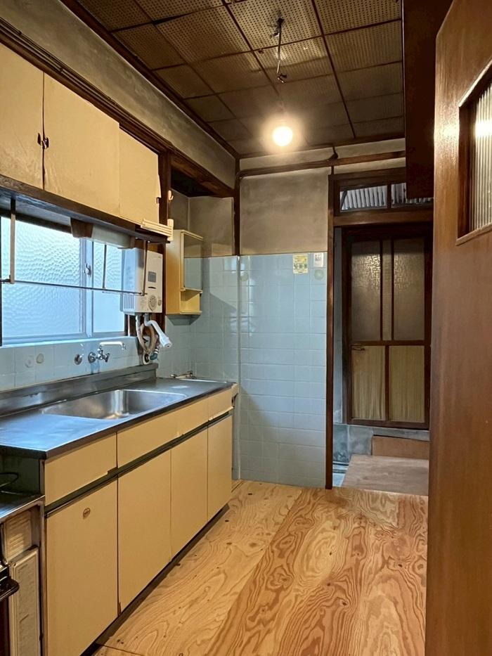 京都市左京区北白川東伊織町16-2の売買物件/母屋（2階建）｜キッチンにも動線あり。正面にある扉がお風呂