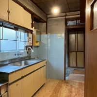 京都市左京区北白川東伊織町16-2の売買物件/母屋（2階建）｜キッチンにも動線あり。正面にある扉がお風呂