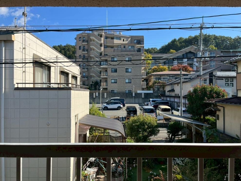 京都市左京区北白川東伊織町16-2の売買物件/母屋（2階建）｜東側は隣家の庭のお陰で圧迫感無し。京都芸術大学が見える距離感