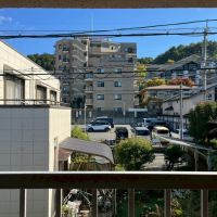 京都市左京区北白川東伊織町16-2の売買物件/母屋（2階建）｜東側は隣家の庭のお陰で圧迫感無し。京都芸術大学が見える距離感