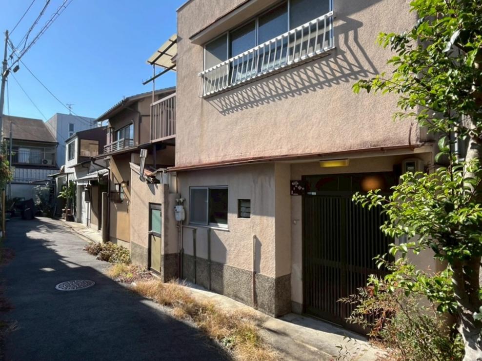 京都市左京区北白川東伊織町16-2の売買物件/右側の黒いサッシが母屋の玄関