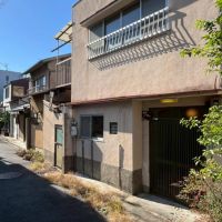 京都市左京区北白川東伊織町16-2の売買物件/右側の黒いサッシが母屋の玄関