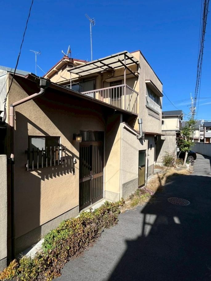 京都市左京区北白川東伊織町16-2の売買物件/外灯がついているのが附属建物（平屋）