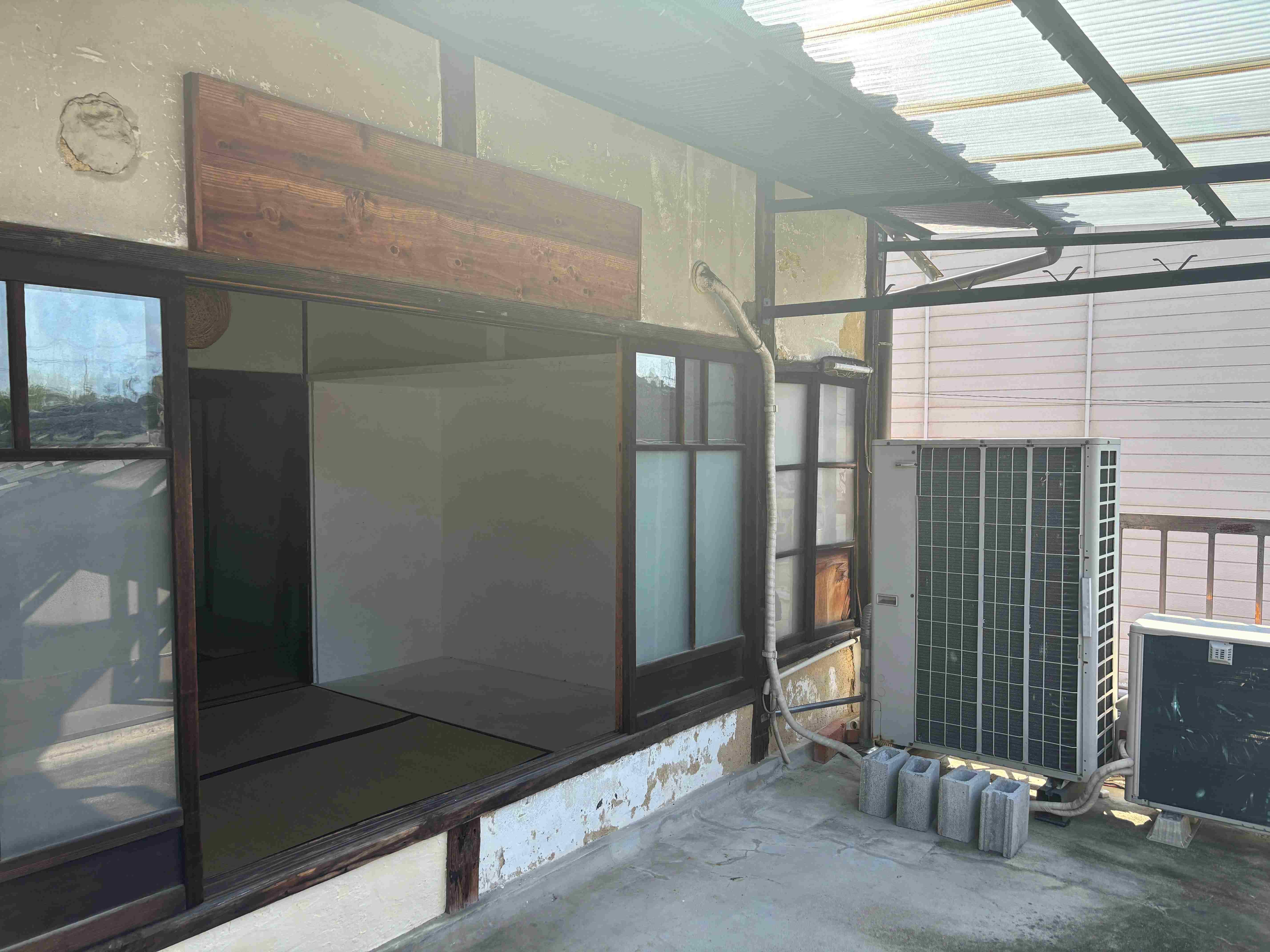 京都市北区紫竹西桃ノ本町５の賃貸物件/室外機もベランダに設置してあります（エアコンは残置物扱い）