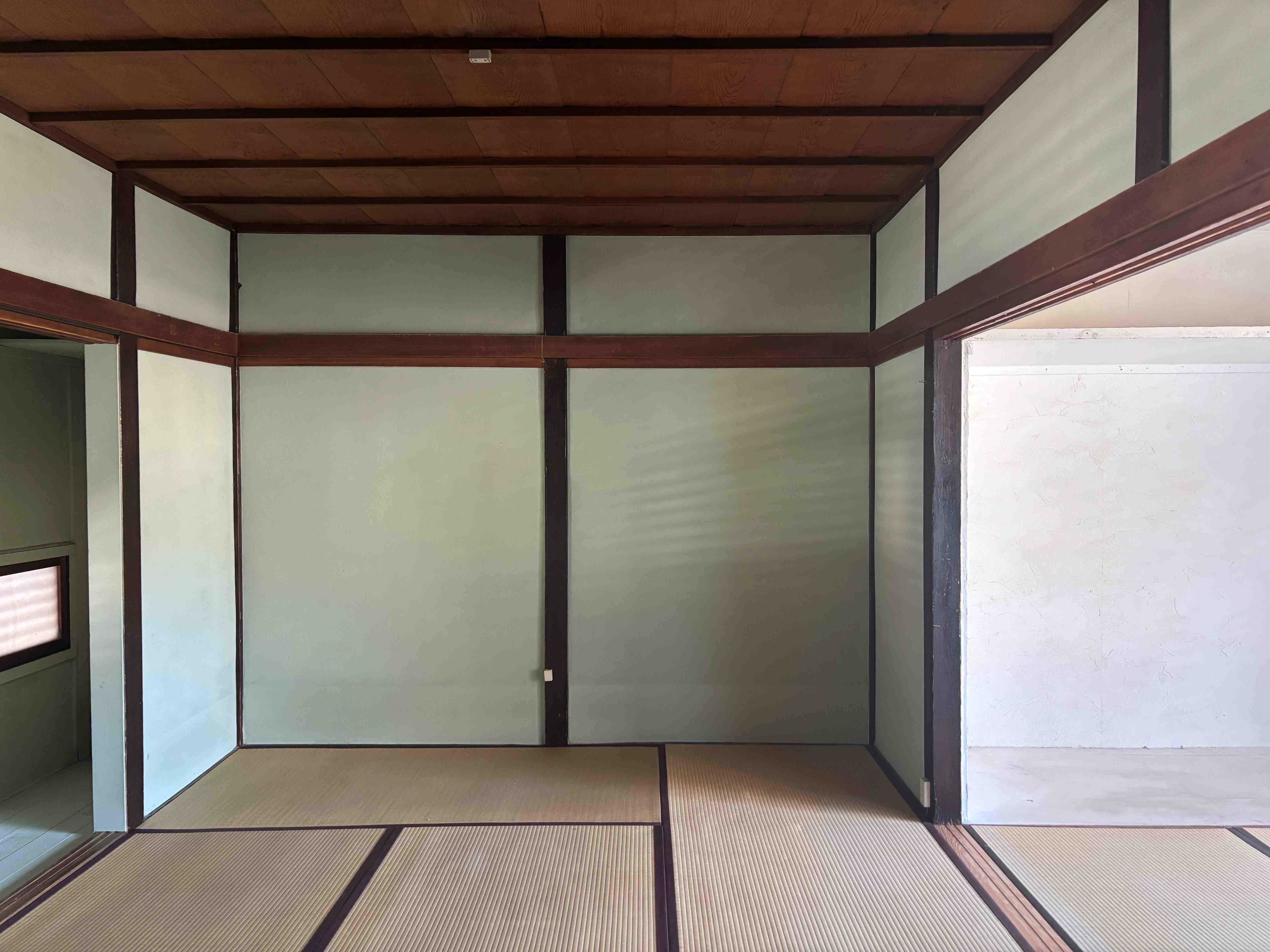 京都市北区紫竹西桃ノ本町５の賃貸物件/梁や柱の木の質感がやわらかく残る空間