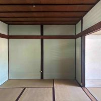 京都市北区紫竹西桃ノ本町５の賃貸物件/梁や柱の木の質感がやわらかく残る空間