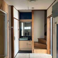 京都市北区紫竹西桃ノ本町５の賃貸物件/正面には洗面台と階段、右手方向に店舗の扉、左手方向には風呂とトイレ