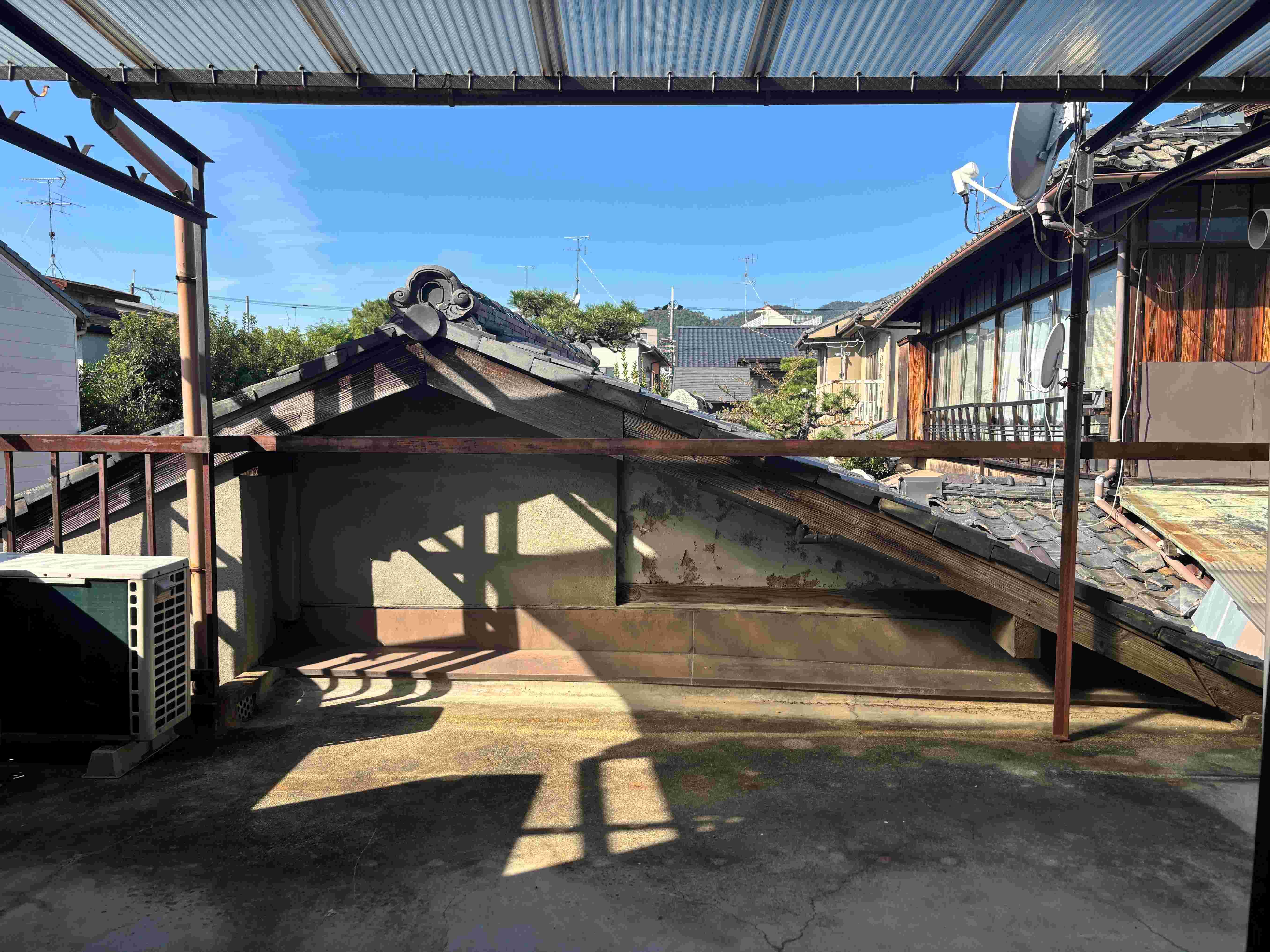 京都市北区紫竹西桃ノ本町５の賃貸物件/隣家の屋根が目の前にこんにちは。周囲の視線は気にしなくて良さそう