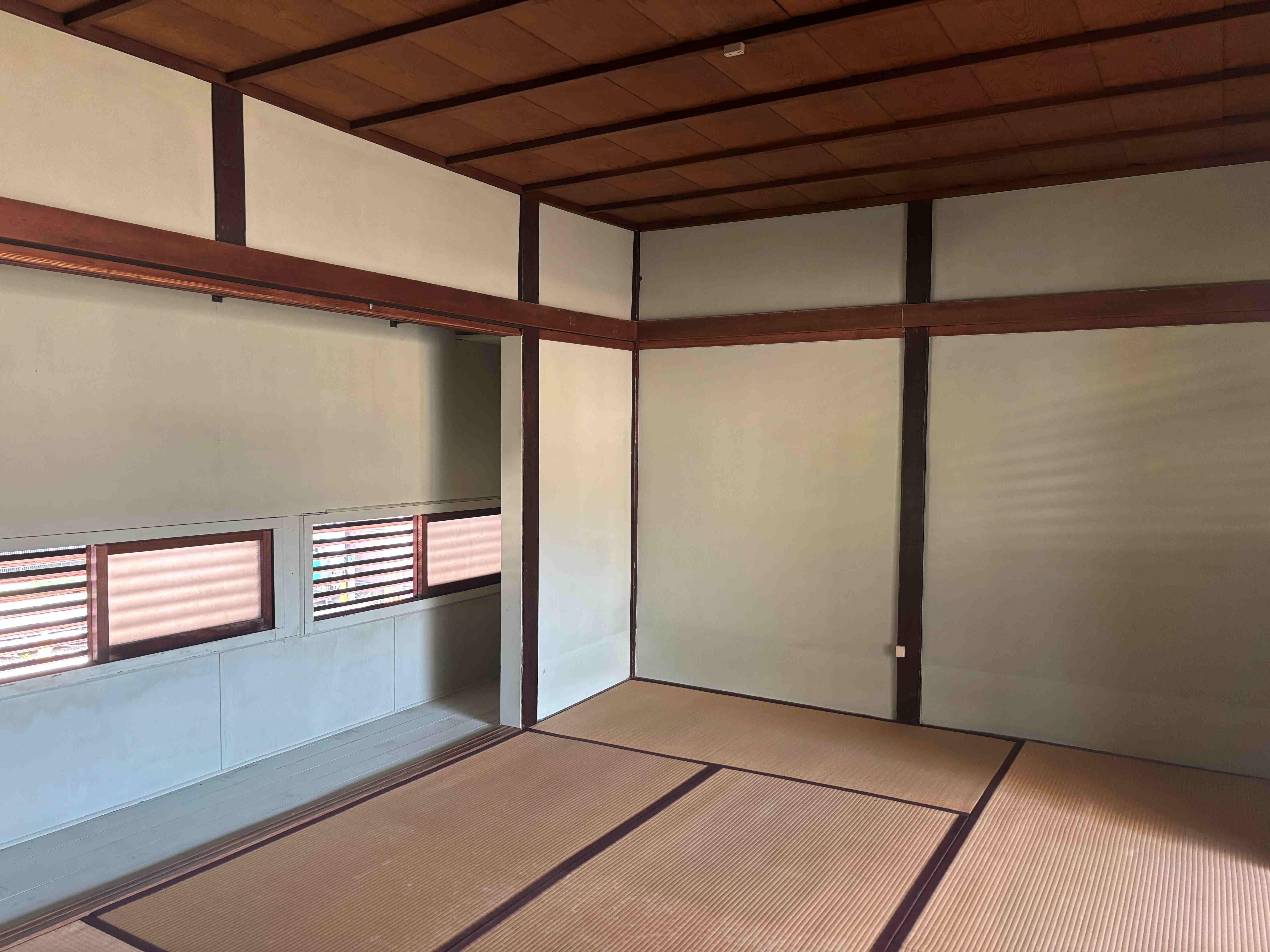 京都市北区紫竹西桃ノ本町５の賃貸物件/商店街側の窓から、目隠しをしながらも光と風が通り抜けます