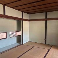 京都市北区紫竹西桃ノ本町５の賃貸物件/商店街側の窓から、目隠しをしながらも光と風が通り抜けます