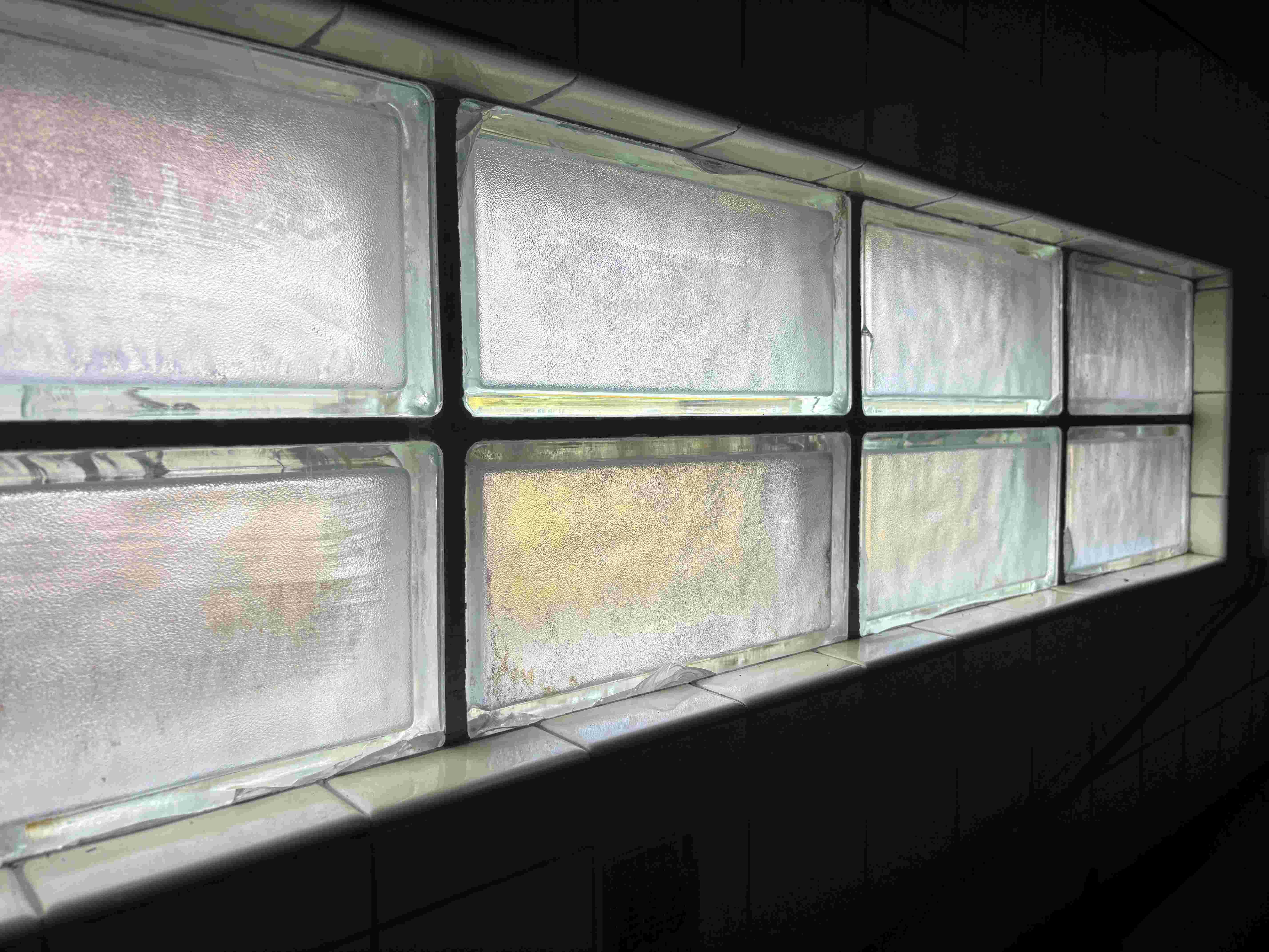 京都市北区紫竹西桃ノ本町５の賃貸物件/キッチン上のガラスブロック、光がやわらかく入ります