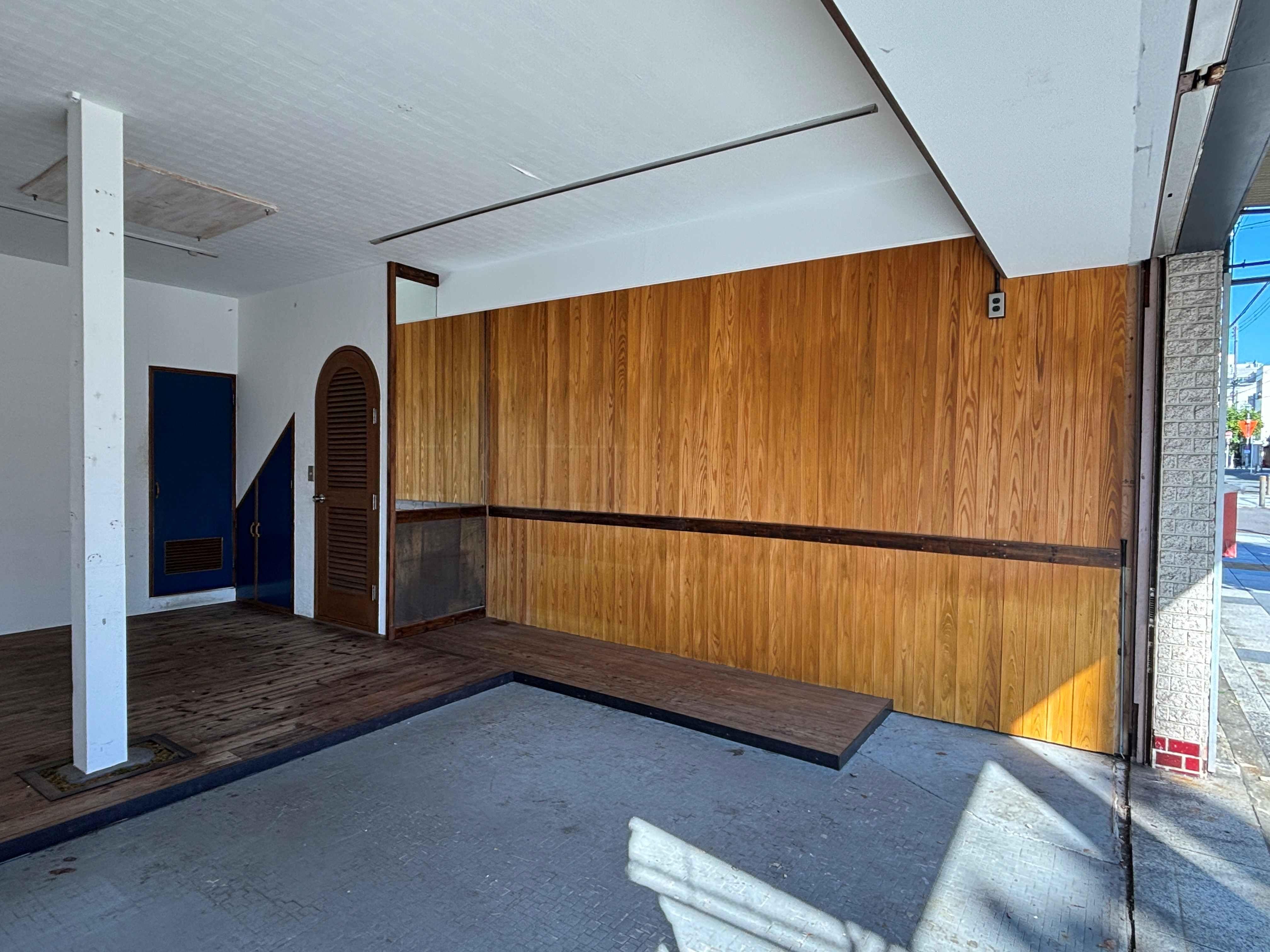 京都市北区紫竹西桃ノ本町５の賃貸物件/木の壁と段差が店の表情をつくっています