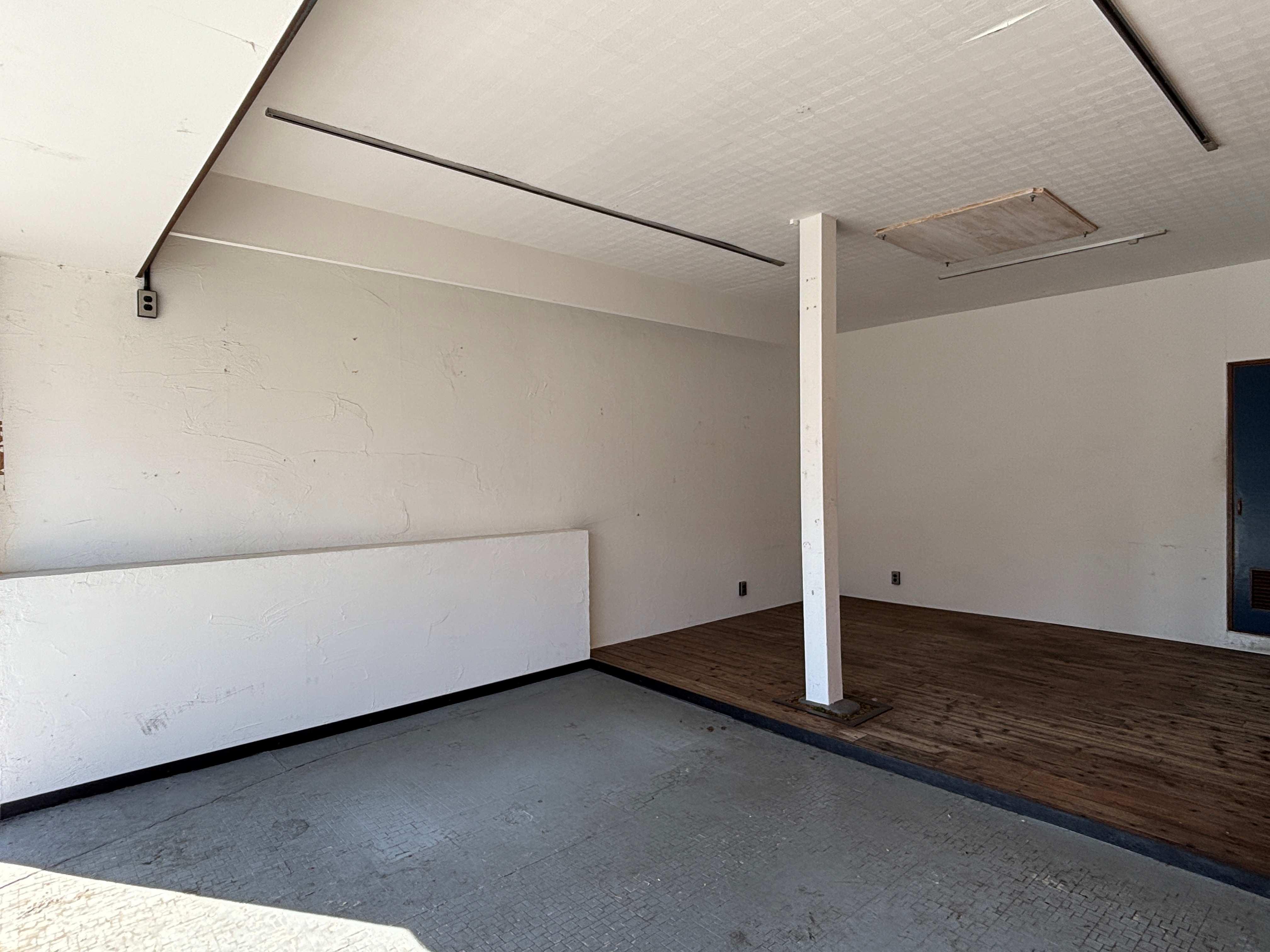 京都市北区紫竹西桃ノ本町５の賃貸物件/左側の壁面、段差部分に展示物を飾ることもできます