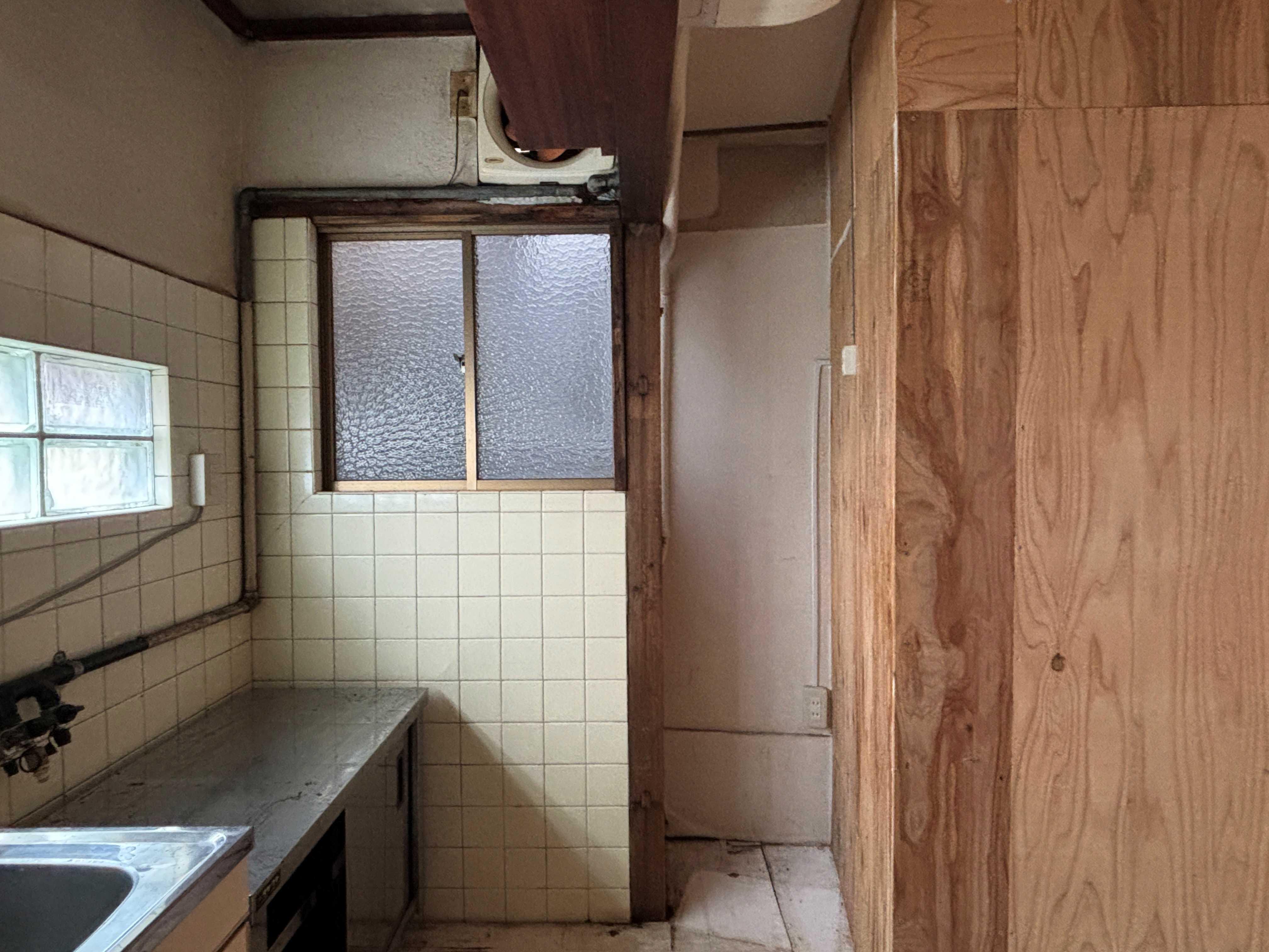 京都市北区紫竹西桃ノ本町５の賃貸物件/窓もあり、タイトな冷蔵庫スペースもあり