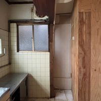 京都市北区紫竹西桃ノ本町５の賃貸物件/窓もあり、タイトな冷蔵庫スペースもあり