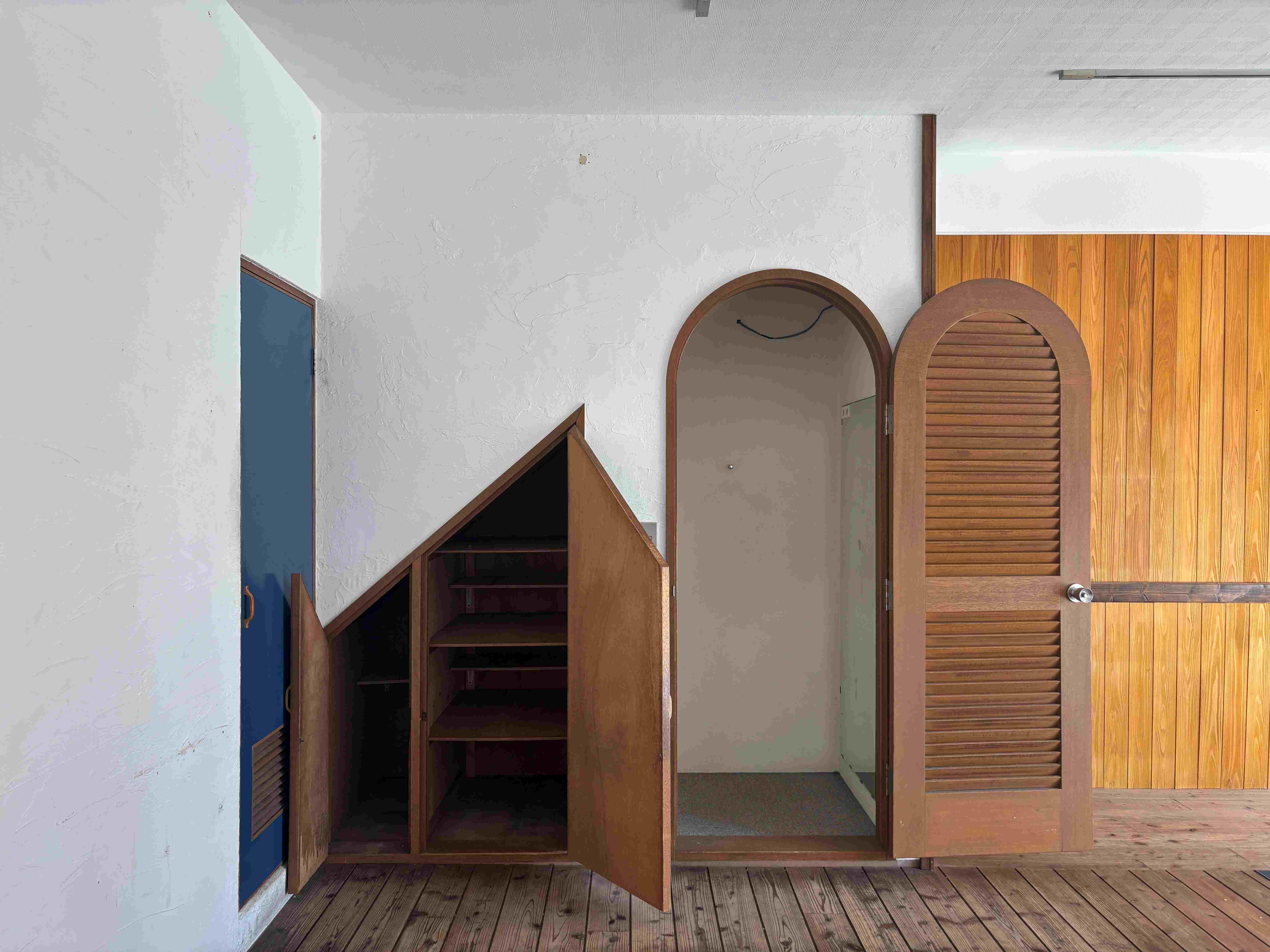 京都市北区紫竹西桃ノ本町５の賃貸物件/扉を開けると収納スペースや試着室としても使えそうな空間