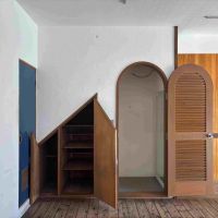 京都市北区紫竹西桃ノ本町５の賃貸物件/扉を開けると収納スペースや試着室としても使えそうな空間