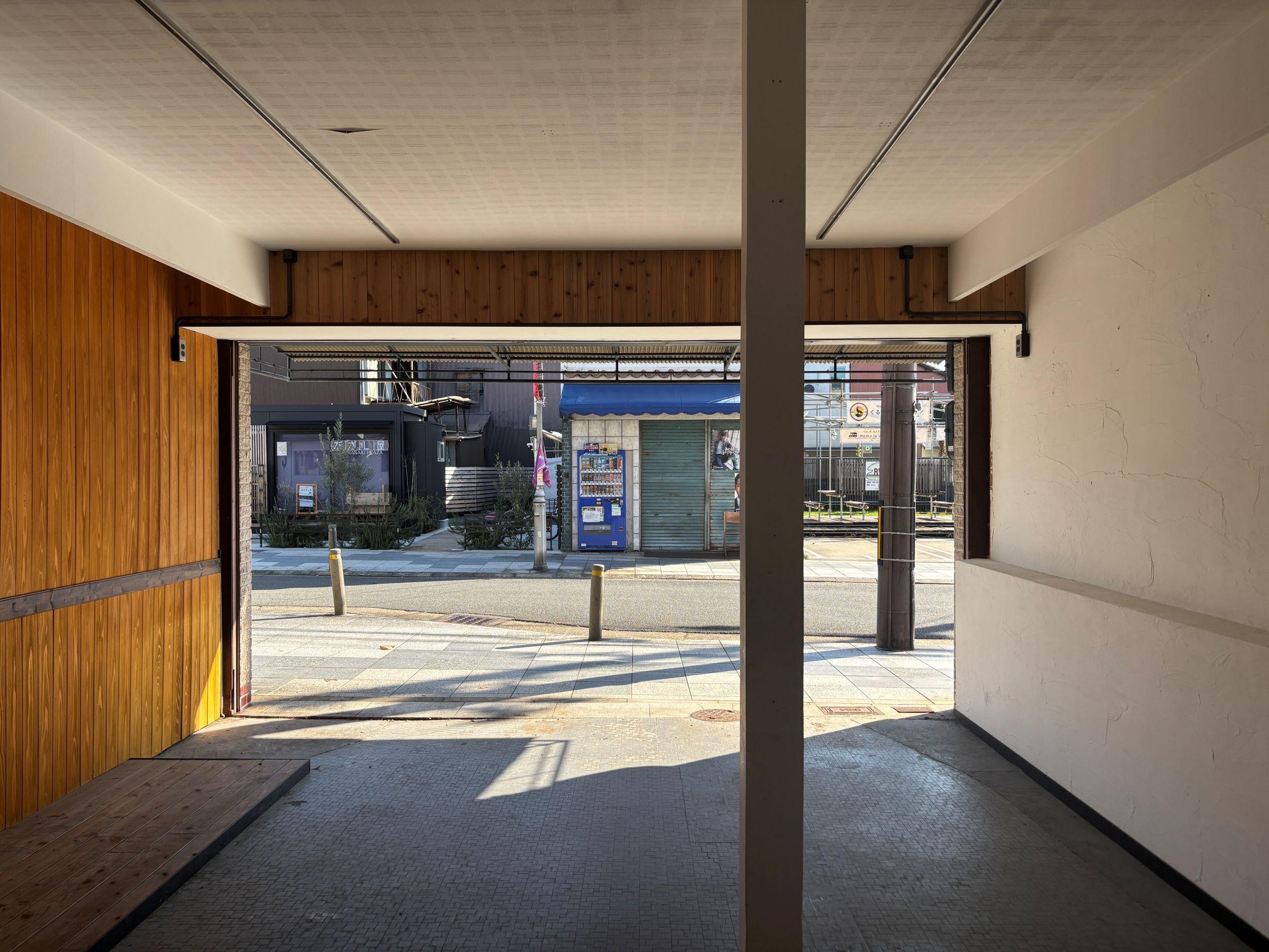 京都市北区紫竹西桃ノ本町５の賃貸物件/店舗側からみた商店街の風景