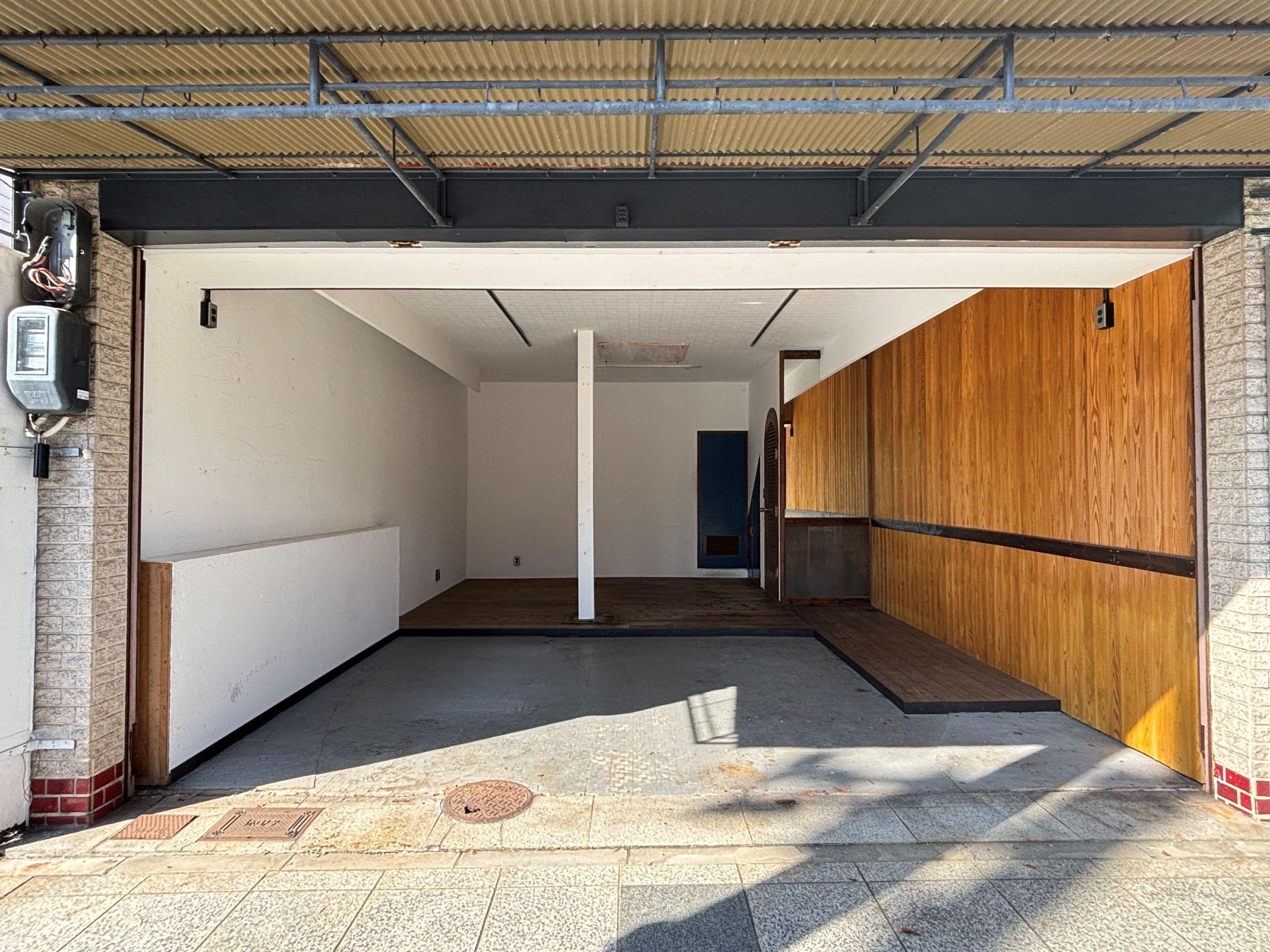 京都市北区紫竹西桃ノ本町５の賃貸物件/正面は開口（約4.4m）が広く、現状はシャッターのみなので壁や入口を新設して使う想定。どんな扉にするかで印象がガラリと変わりそう