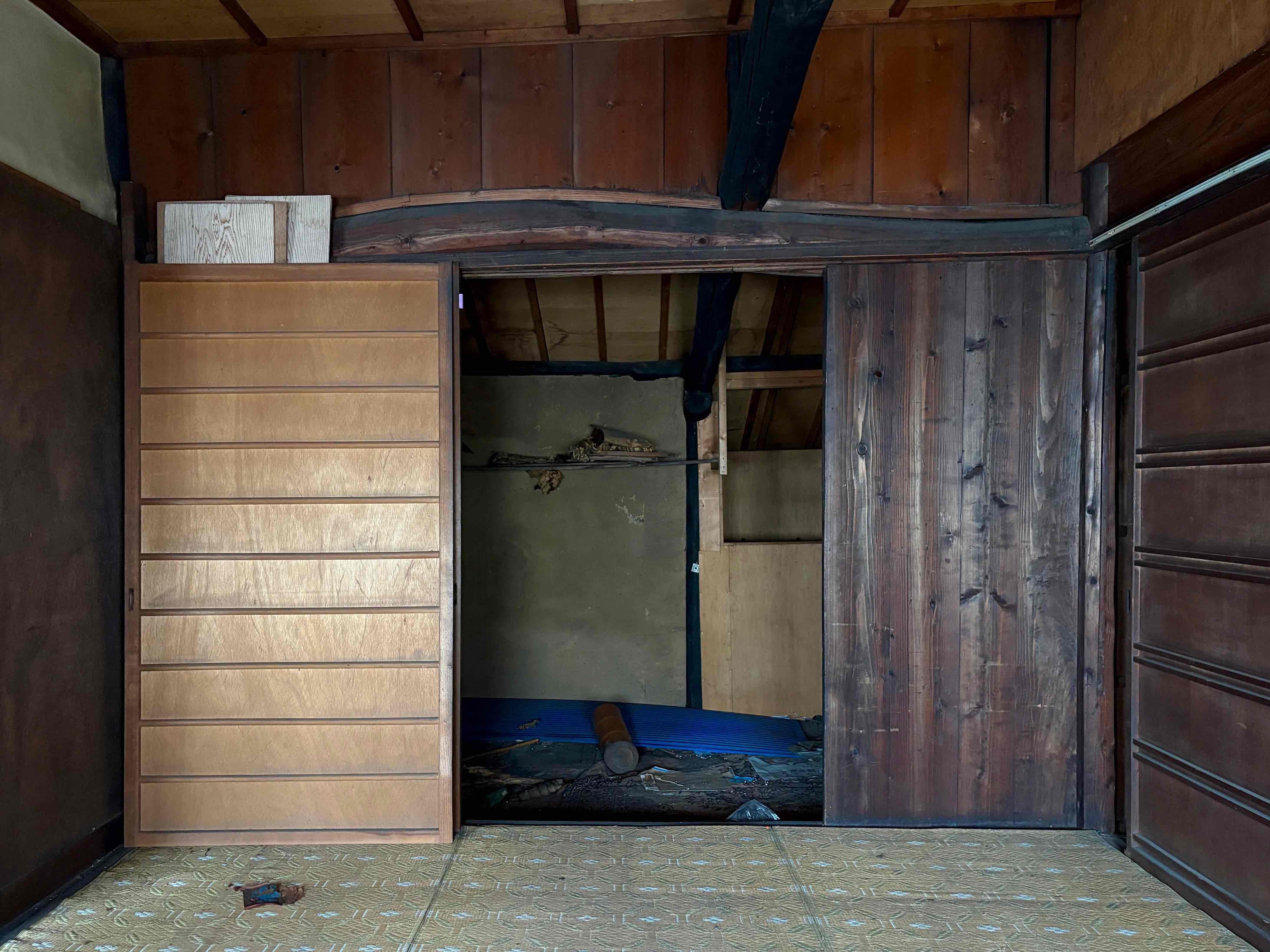 京都市伏見区瀬戸物町725-2の賃貸物件/納戸の様子。建具や梁にこれまでの歴史を感じます。