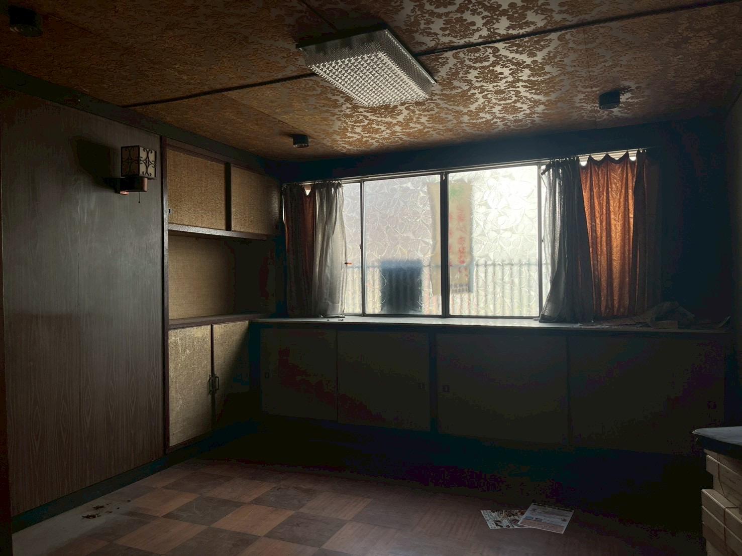 京都市伏見区瀬戸物町725-2の賃貸物件/通り土間脇の洋室は応接間のような仕様。布クロスやブラケットが良い味出してます