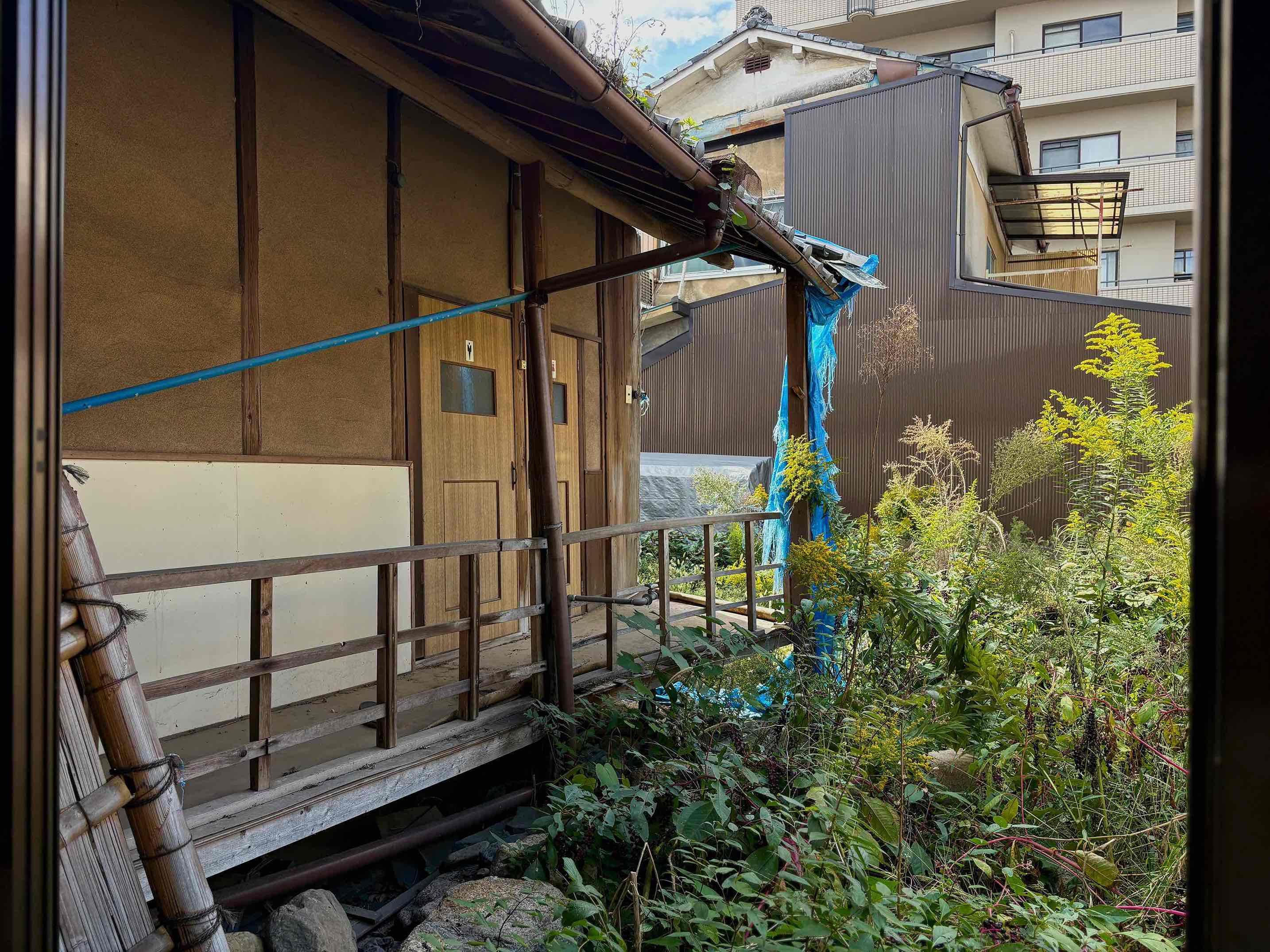 京都市伏見区瀬戸物町725-2の賃貸物件/座敷の横から繋がる水廻り棟は老朽化のため取り壊し予定です。