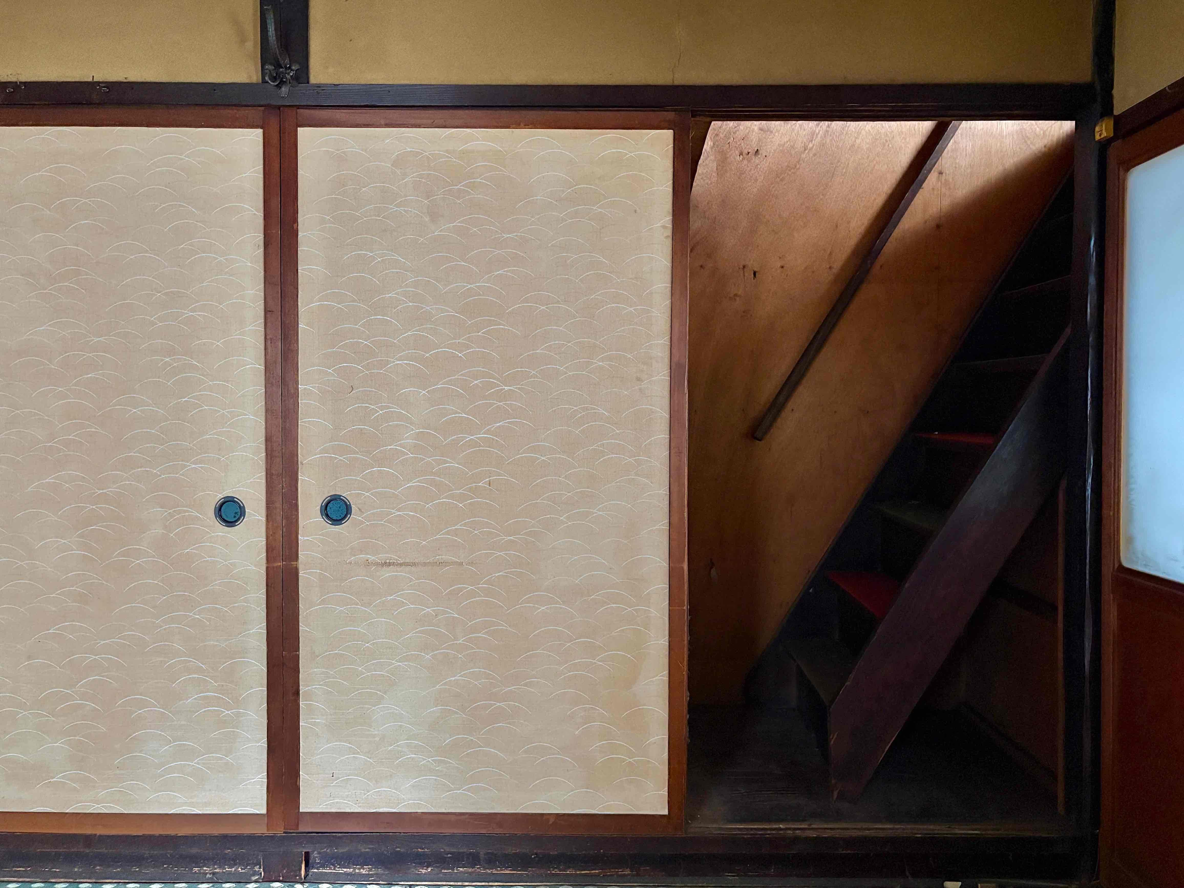 京都市伏見区瀬戸物町725-2の賃貸物件/厨子二階へと上る階段はなかなかの角度