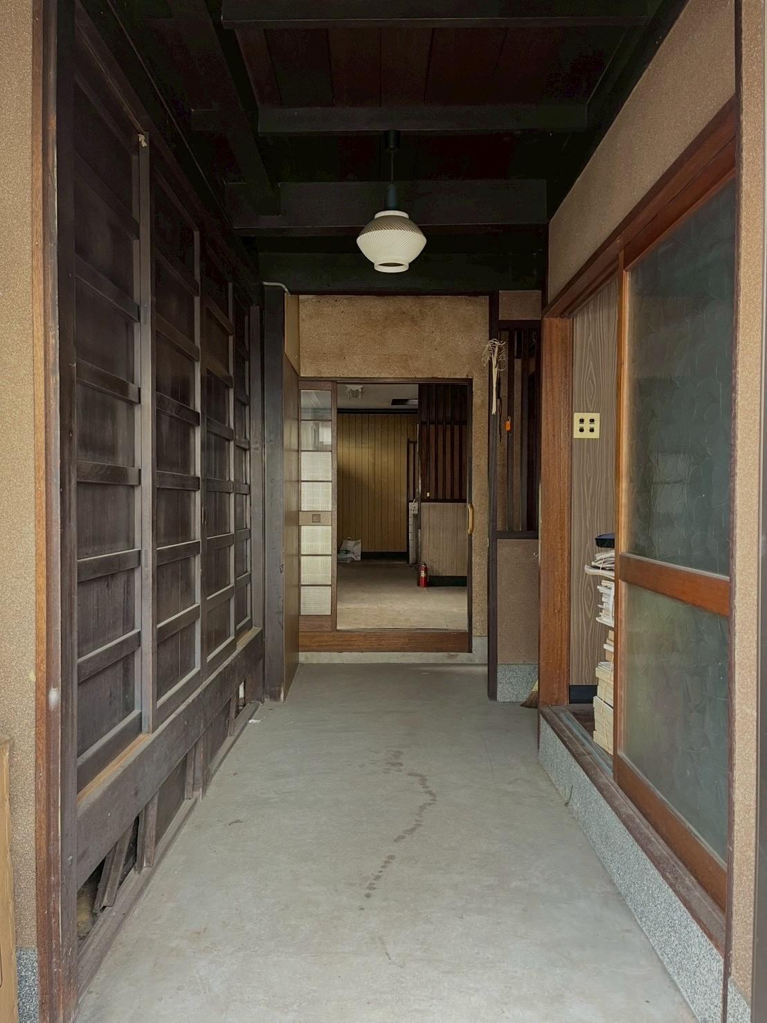 京都市伏見区瀬戸物町725-2の賃貸物件/入口土間は広々としていて、材木商の際は材木がここを行き来していたそう。