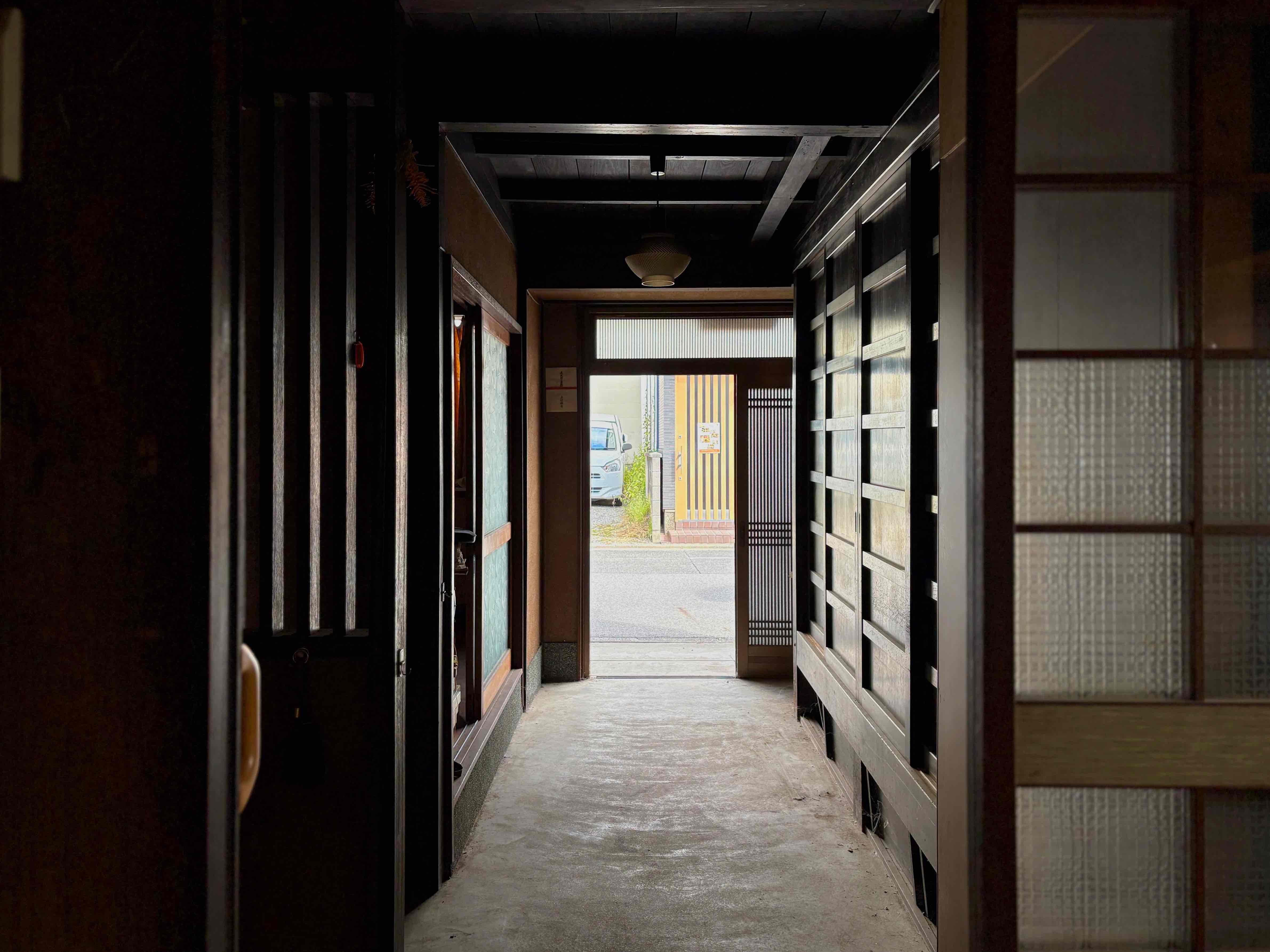 京都市伏見区瀬戸物町725-2の賃貸物件/キッチンから入口土間の雰囲気が当時を彷彿とさせる