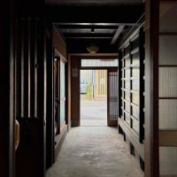 京都市伏見区瀬戸物町725-2の賃貸物件/キッチンから入口土間の雰囲気が当時を彷彿とさせる