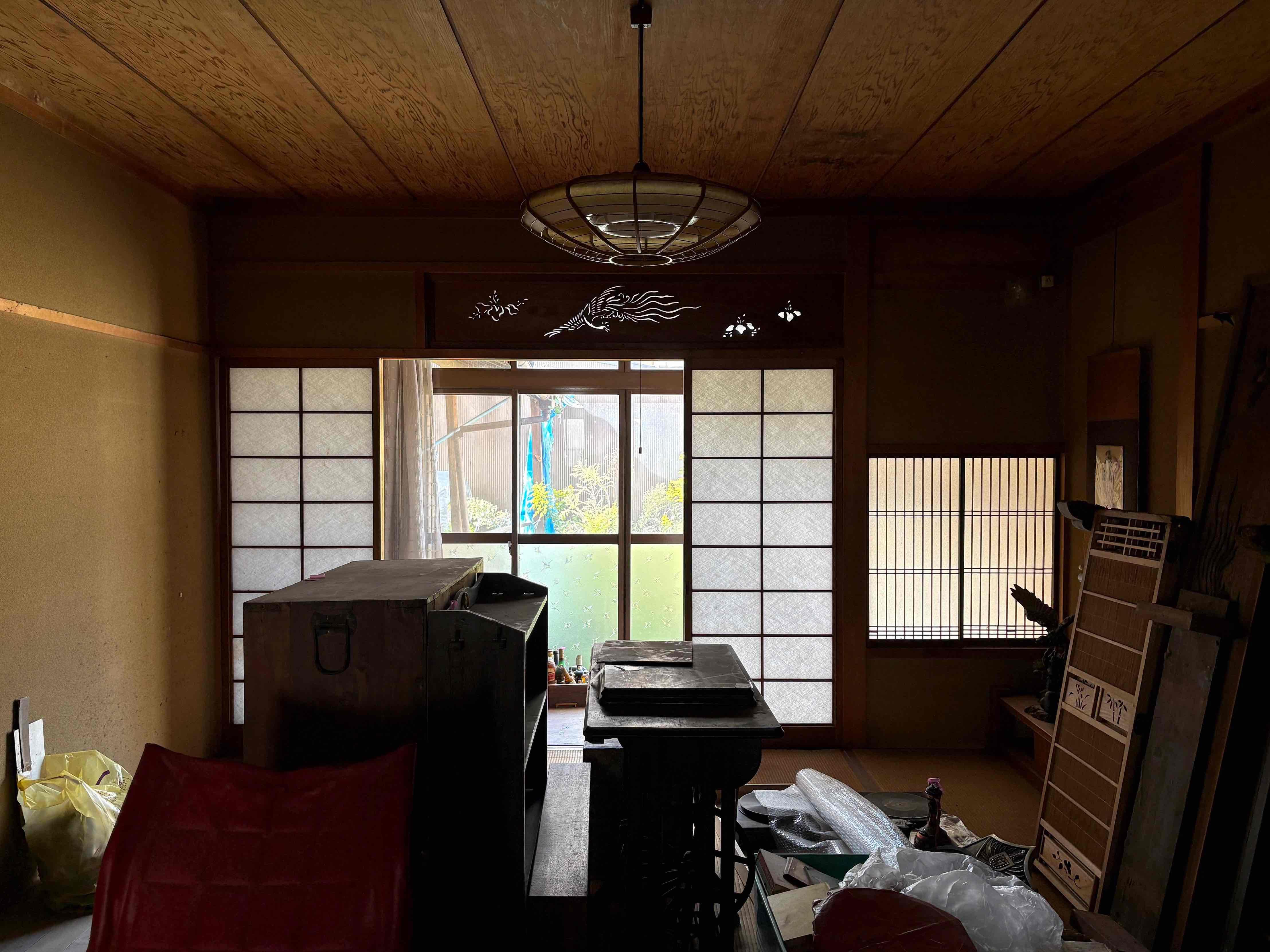 京都市伏見区瀬戸物町725-2の賃貸物件/座敷には古いミシンや水屋などが残してあります。全て撤去予定ですが必要なものがあれば再利用も応相談です。インテリアとしても良いアクセントになりそう