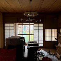 京都市伏見区瀬戸物町725-2の賃貸物件/座敷には古いミシンや水屋などが残してあります。全て撤去予定ですが必要なものがあれば再利用も応相談です。インテリアとしても良いアクセントになりそう