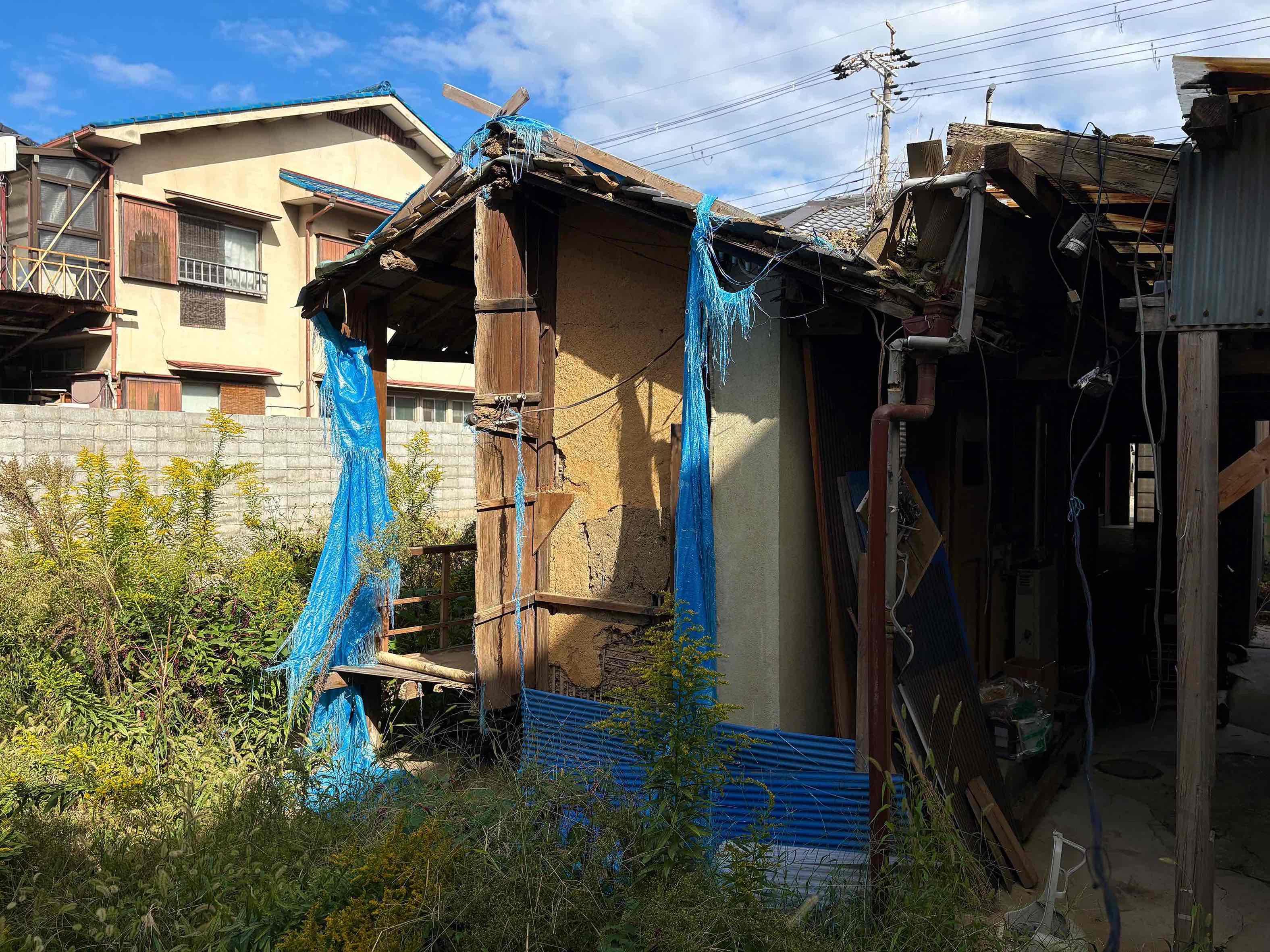 京都市伏見区瀬戸物町725-2の賃貸物件/取り壊し予定の水廻り棟は裏から見るとこの状態。