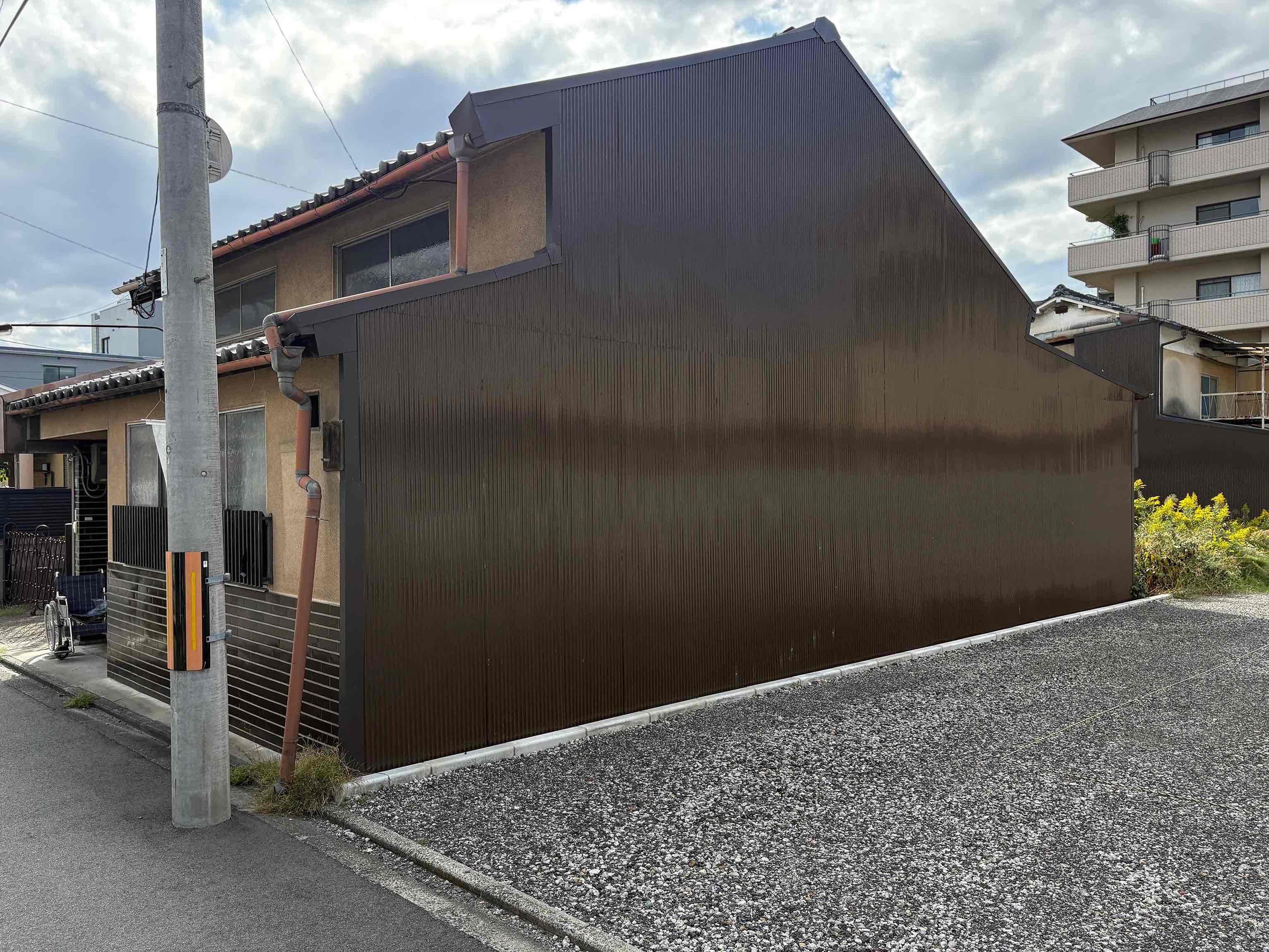 京都市伏見区瀬戸物町725-2の賃貸物件/北側の外壁｜こちらも波板から焼杉に変更予定