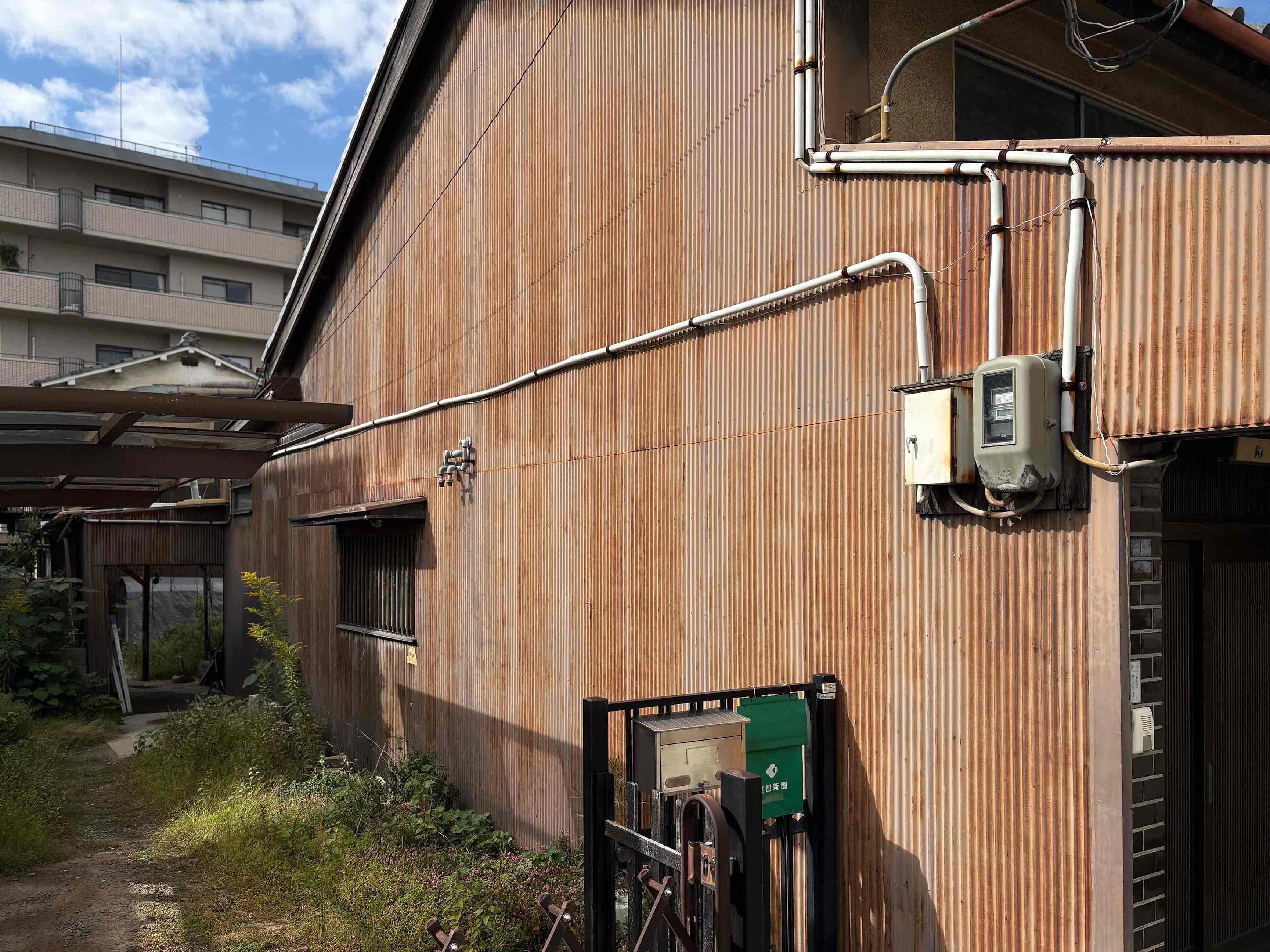 京都市伏見区瀬戸物町725-2の賃貸物件/南側の外壁｜波板から焼杉に変更予定