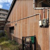 京都市伏見区瀬戸物町725-2の賃貸物件/南側の外壁｜波板から焼杉に変更予定