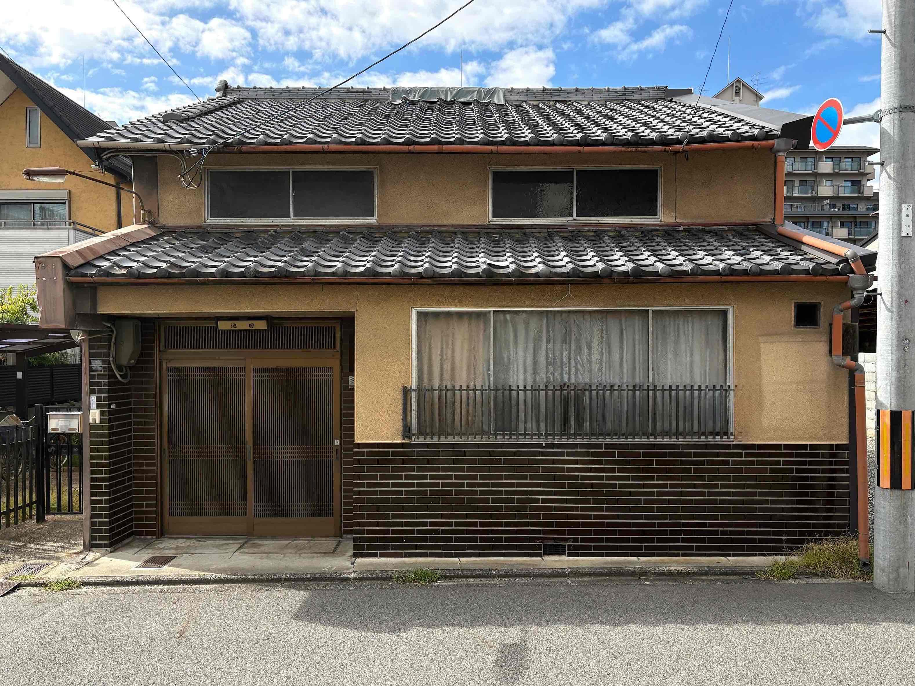 京都市伏見区瀬戸物町725-2の賃貸物件/一部改修されレトロな雰囲気の外観。右側のアルミサッシ部分は格子が付き、町家本来の姿に復元予定。