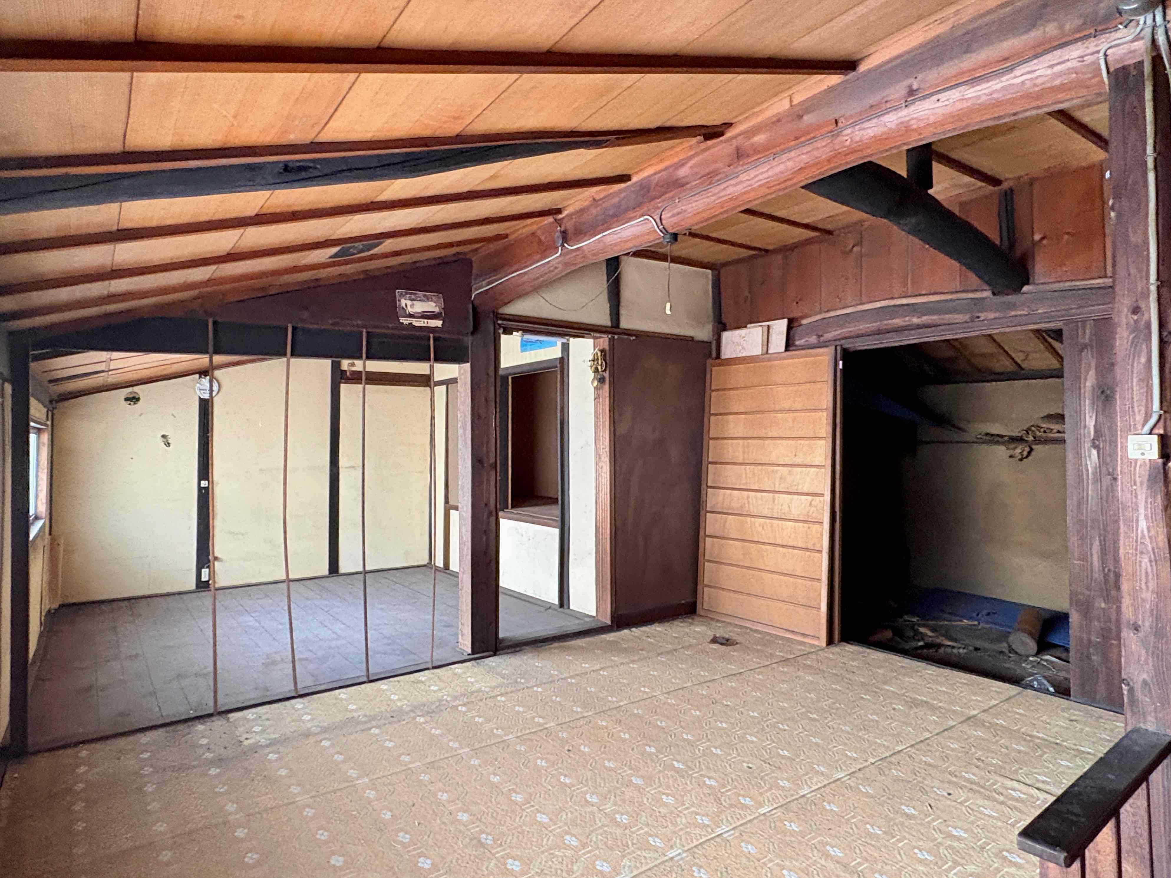 京都市伏見区瀬戸物町725-2の賃貸物件/厨子二階はゆるく区切られた、板の間が2室と右手のには納戸