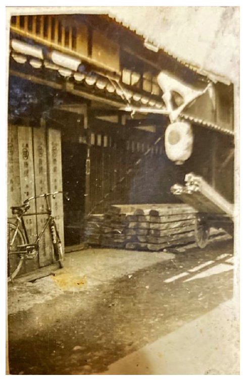 京都市伏見区瀬戸物町725-2の賃貸物件/当初の写真。軒下は材木置き場になっていた模様。